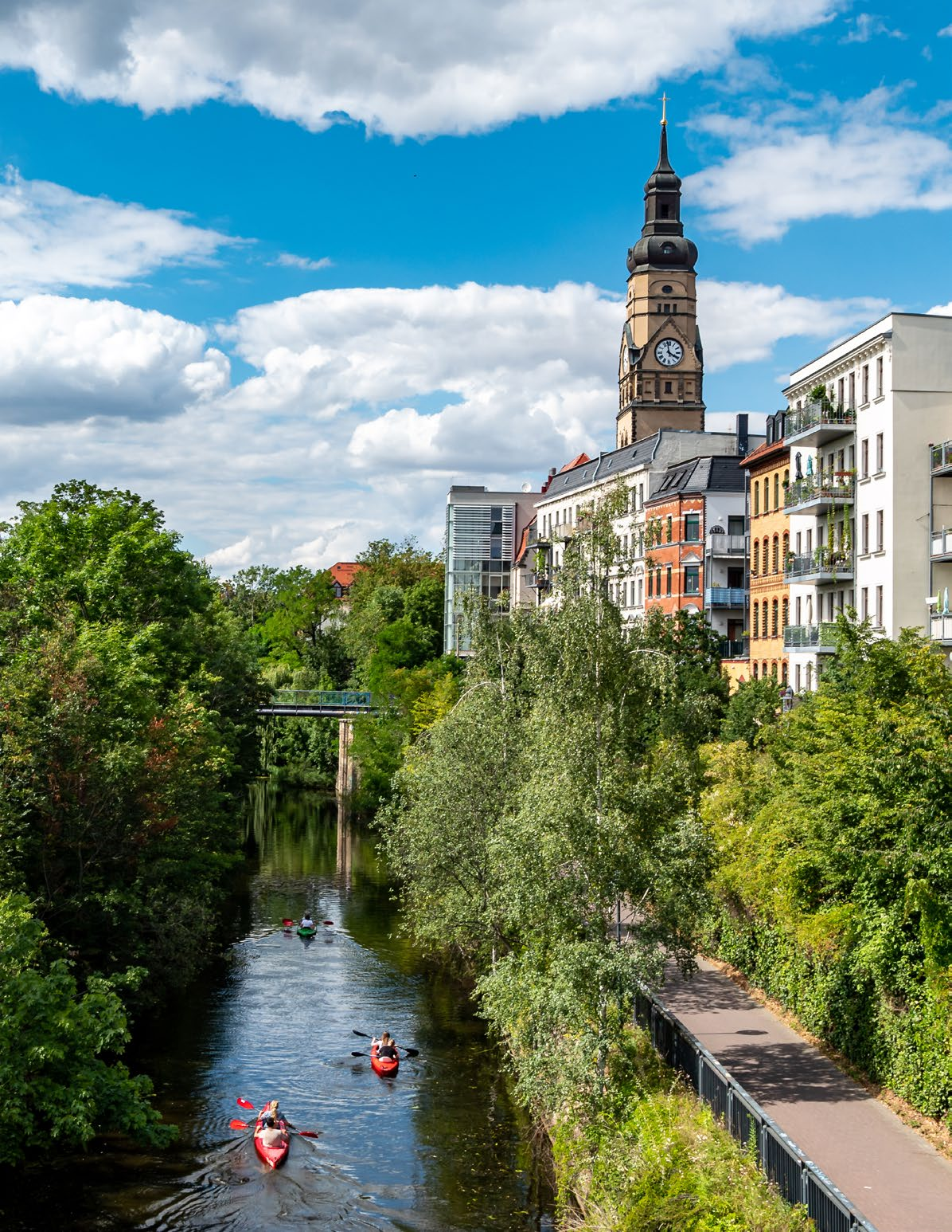 Leipzig Kanal mit Kajaks und Kirchturm